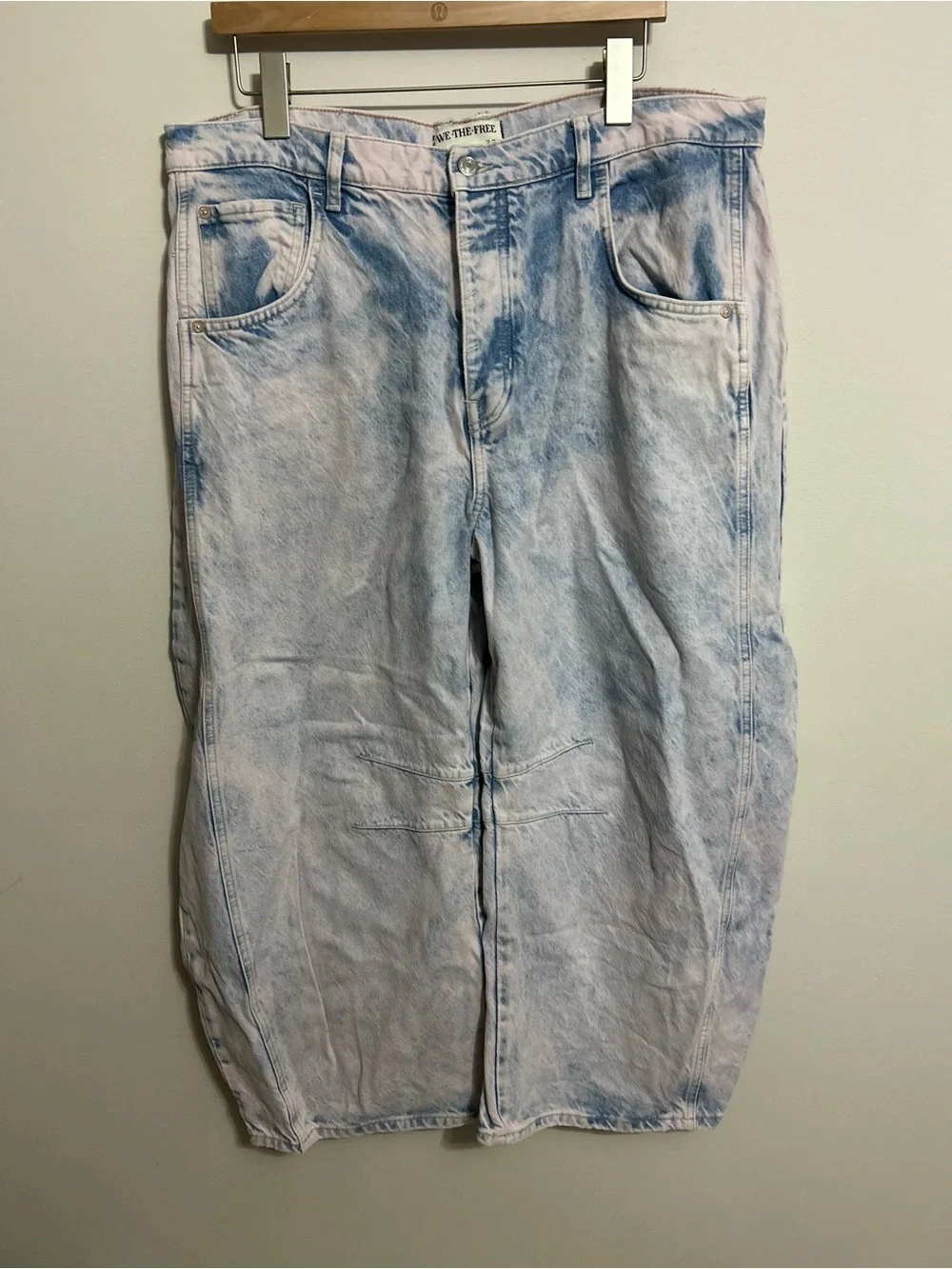 ⭐️Free People Good Luck Barrel Jeans Light Wash Horseshoe Wide Leg ⭐️